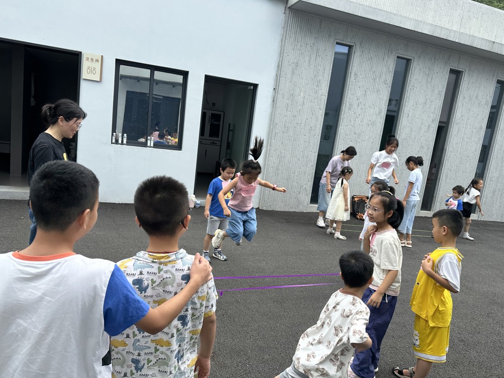 浙江安装半山基地首期“同心同行・安暖童行”爱心暑托班正式开班3