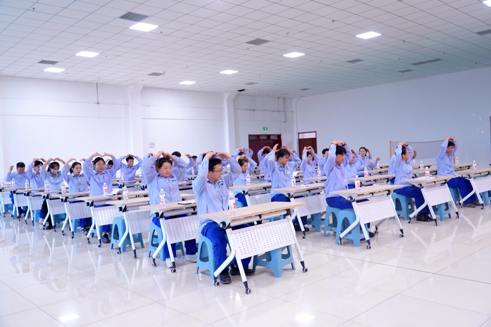 图为：职工现场互动照片