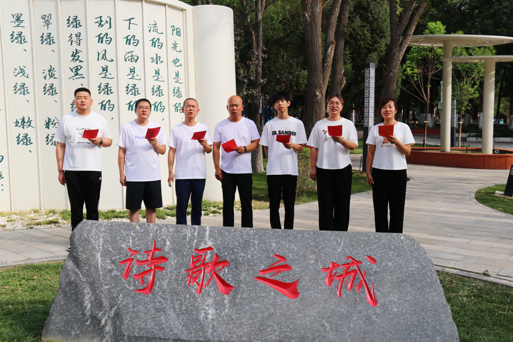 图三、活动现场，大家集体诵读《年轻的城》《我爱这土地》，在诗文里感悟兵团精神，感受军垦红色文化魅力。（贾雪萍摄）