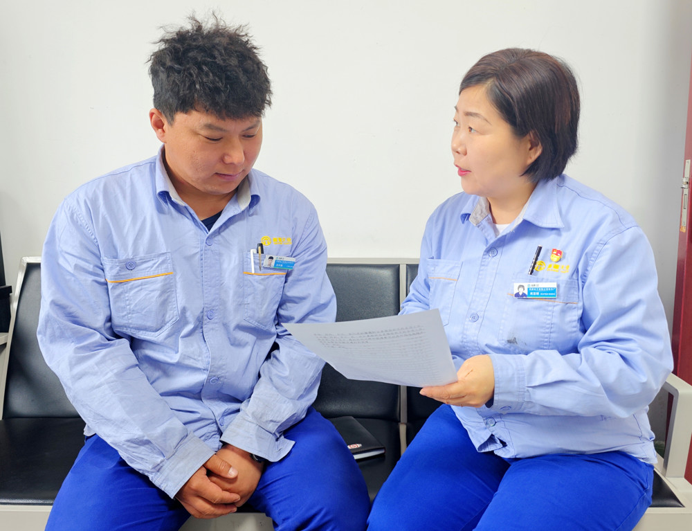 党员主动倾听职工群众心声、了解诉求