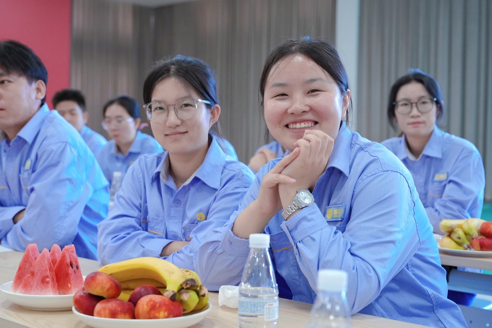 图为：现场新员工照片