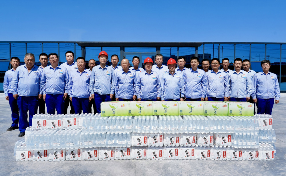 图为：慰问组慰问筹建现场员工照片