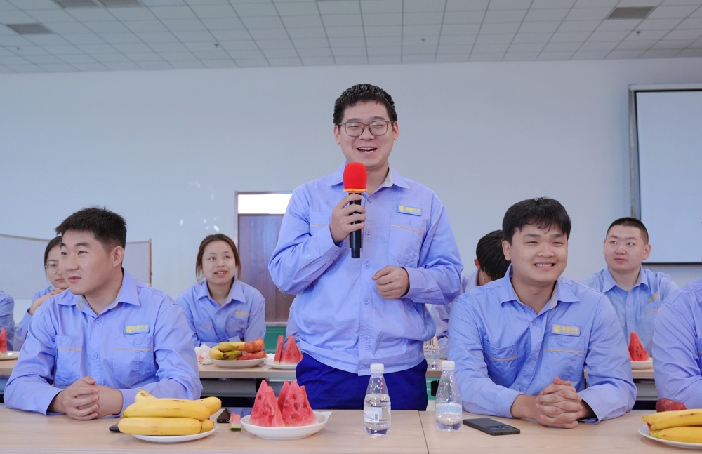 图为：新员工分享照片