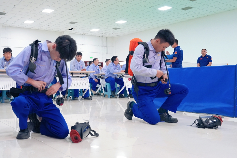 图为：职工佩戴正压式空气呼吸器照片