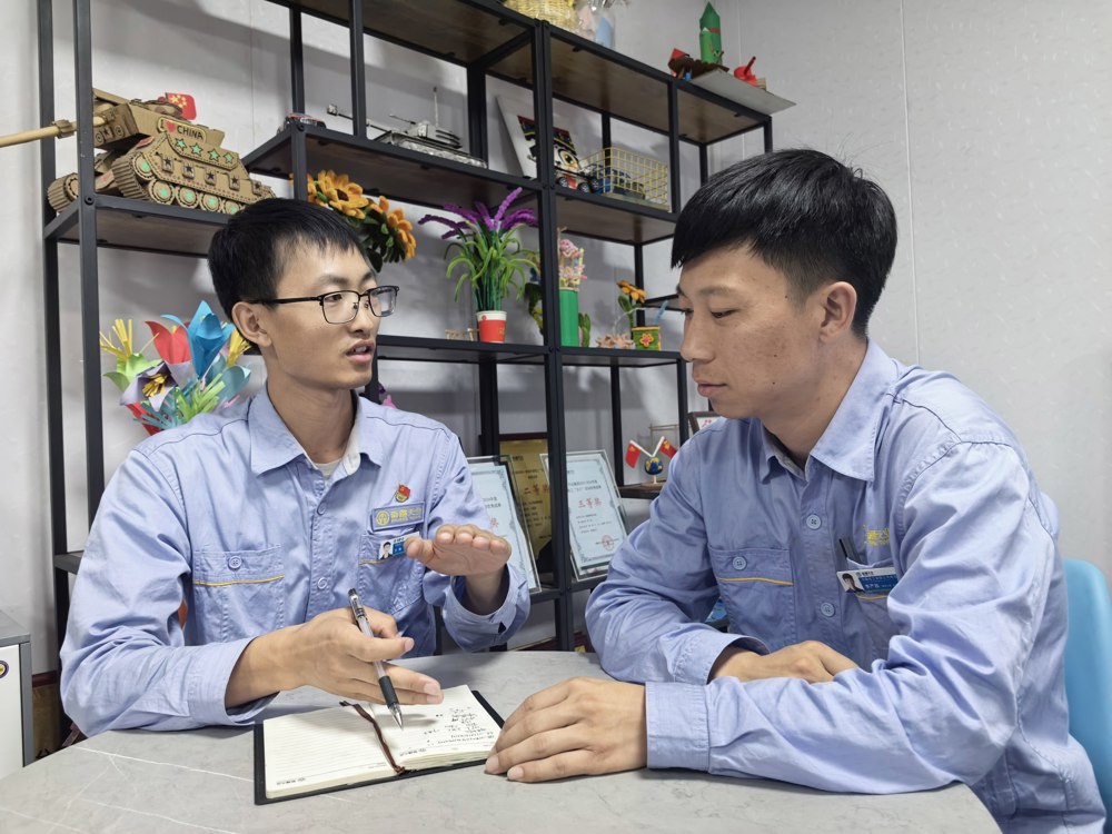 图说：7月30日,+方坤（左一）+天能电石厂职工活动室+征求职工意见+李周丽拍摄