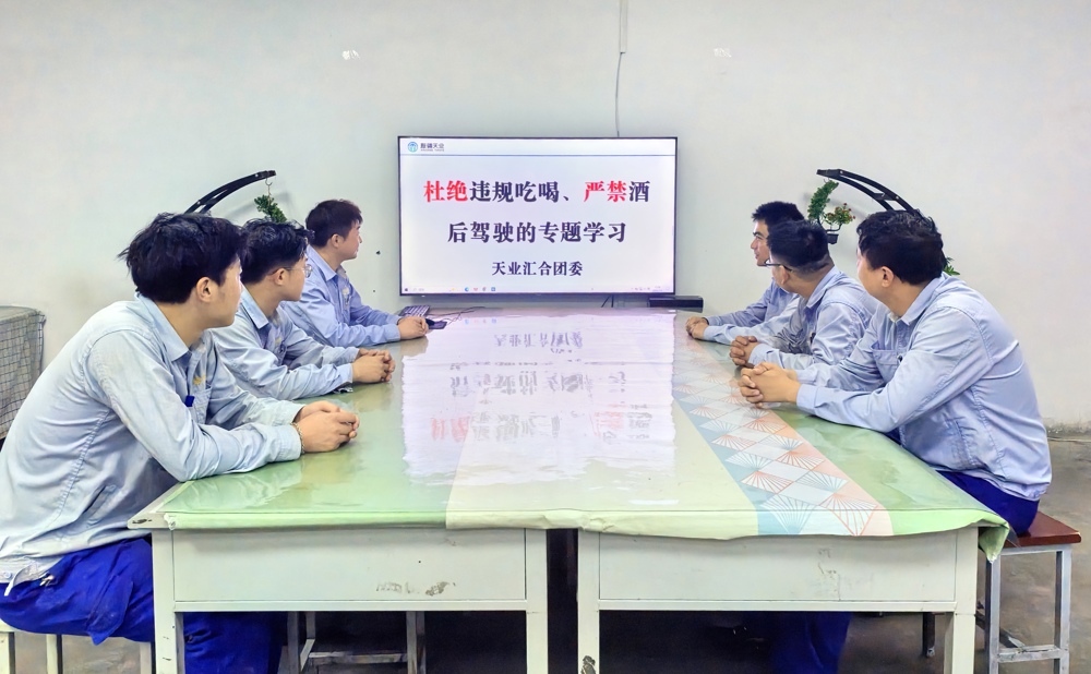 图为：现场学习照片