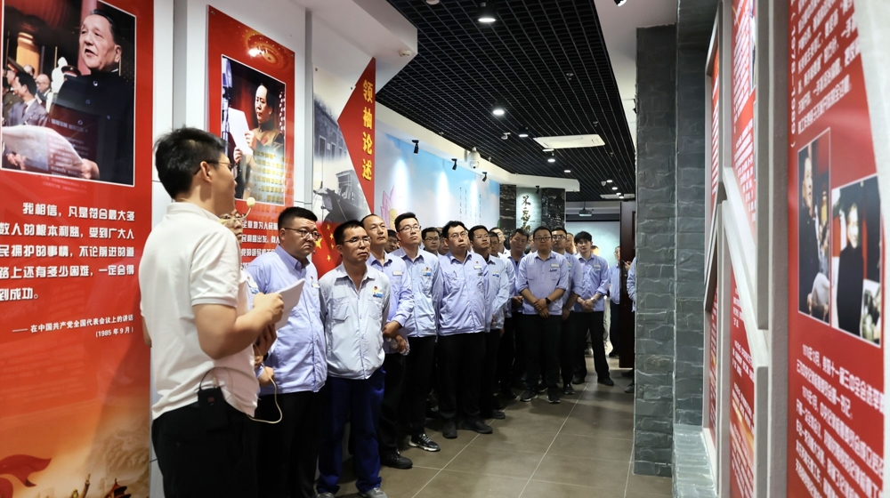 图为：组织党员、青年参观警示教育基地