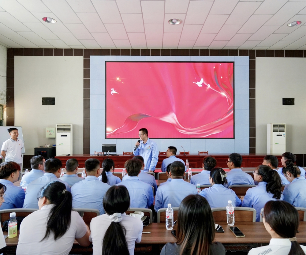 图为：天业汇合党员巨文章进行现场交流分享发言