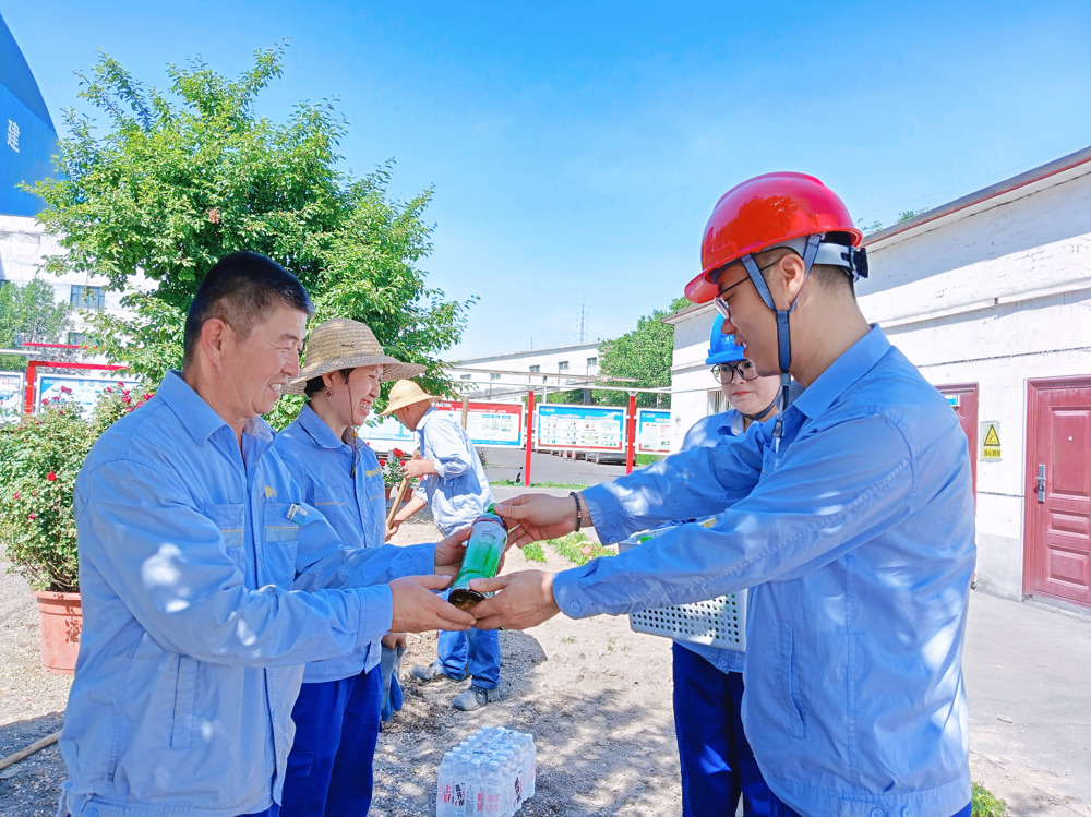 新疆天业能源管理公司工会“夏送清凉”让关爱从“舌尖”到“心间” (2)