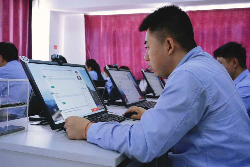图为：参赛选手答题照片