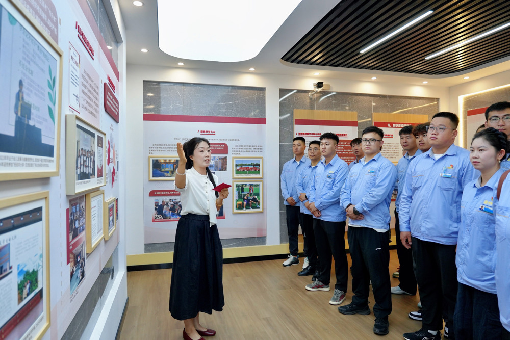 图为：石河子工程职业技术学院校史馆讲解人员为天业汇合党员及青年团员代表进行讲解