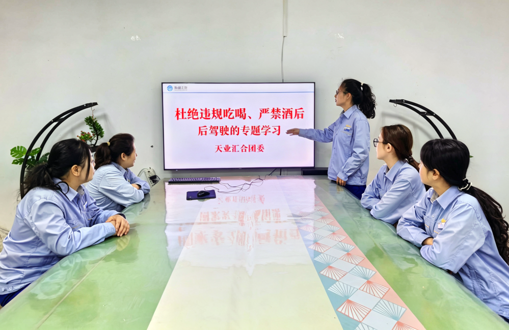 图为：现场学习照片