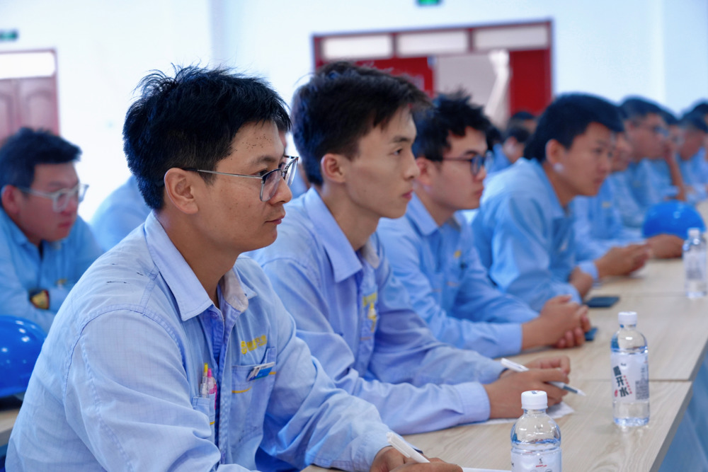 图为：监护人代表交流