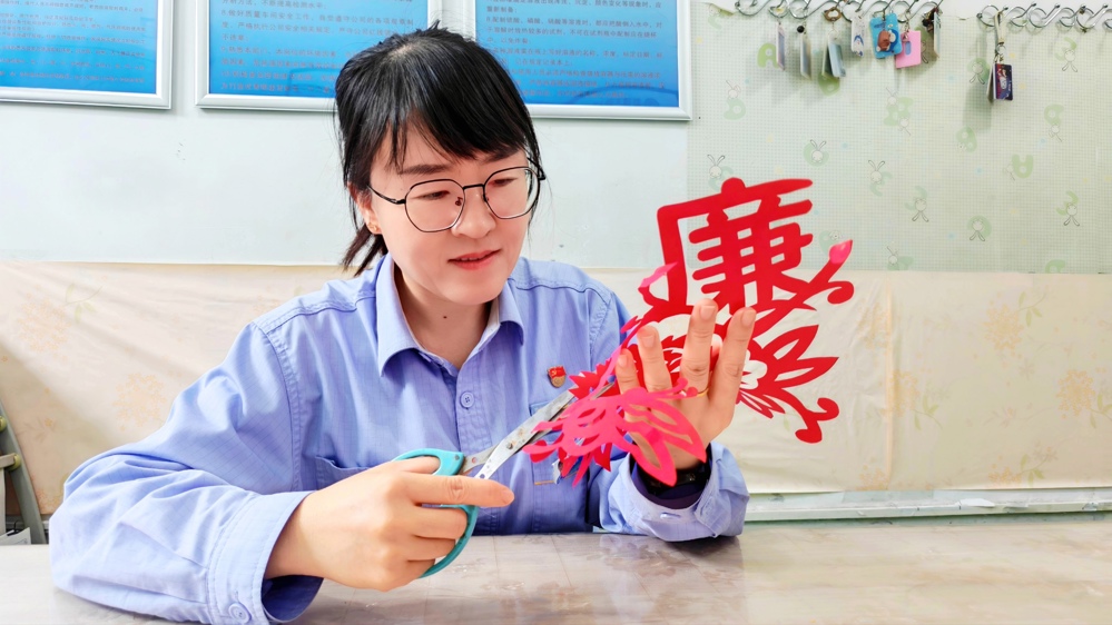 图为该公司青年制作廉洁文化剪纸作品