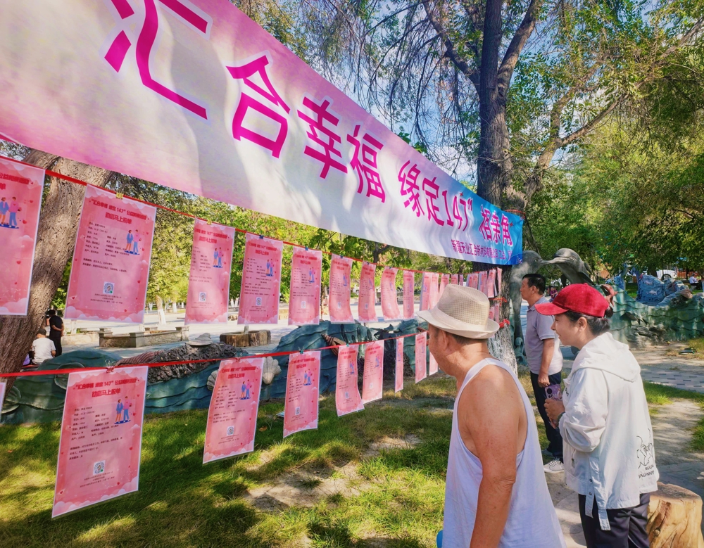 图为：团场群众了解照片