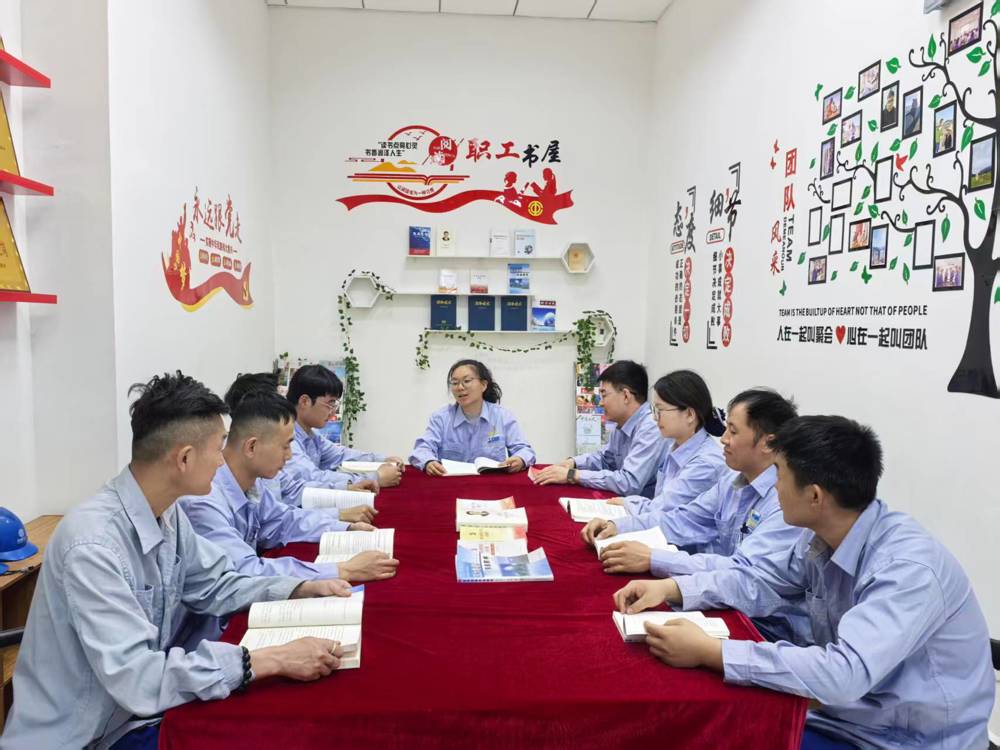 图为：空分公用团支部开展青年职工座谈会