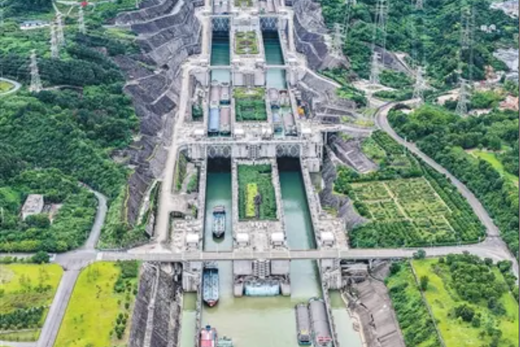 今年三峡枢纽通过量已突破1亿吨