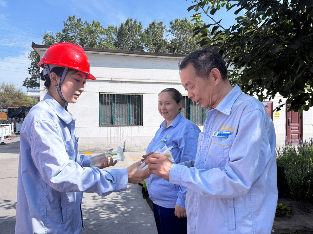 “歇一歇，喝杯柠檬水”_新疆天业能源管理公司工会把清凉送到输煤检修最前沿3