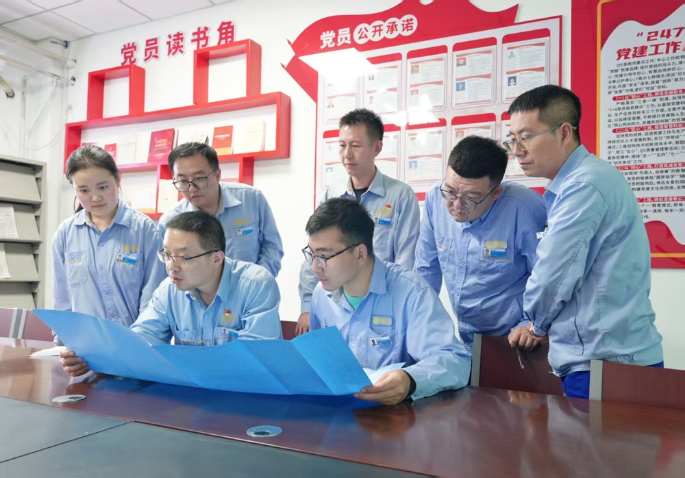 图为：党员带头攻坚研讨 赋能生产提质增效