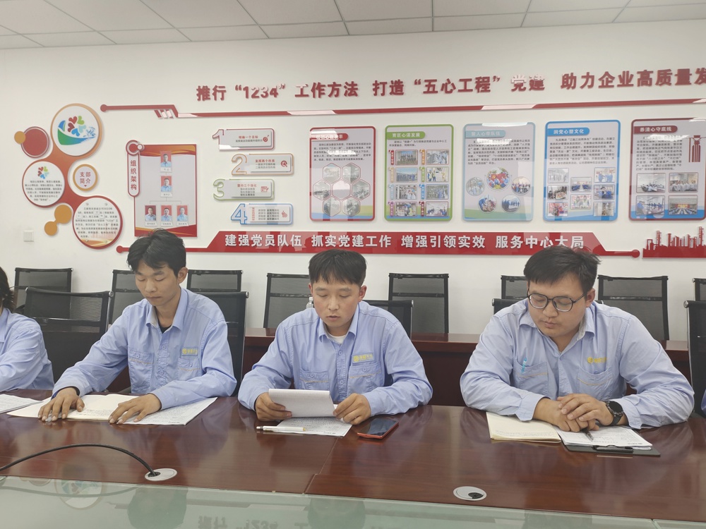 图说：座谈会上，新员工交流工作愿景