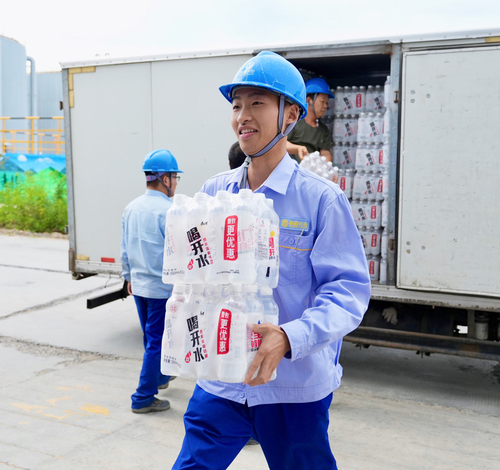 图为：一线职工搬水照片