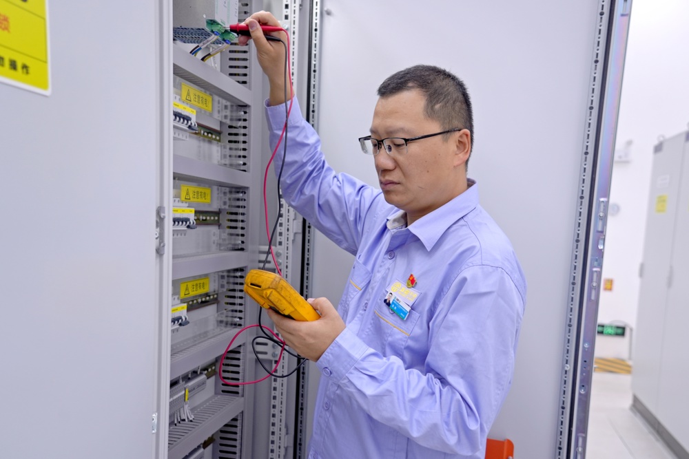 图2为：智能化DCS主任张驰查看电流信号图