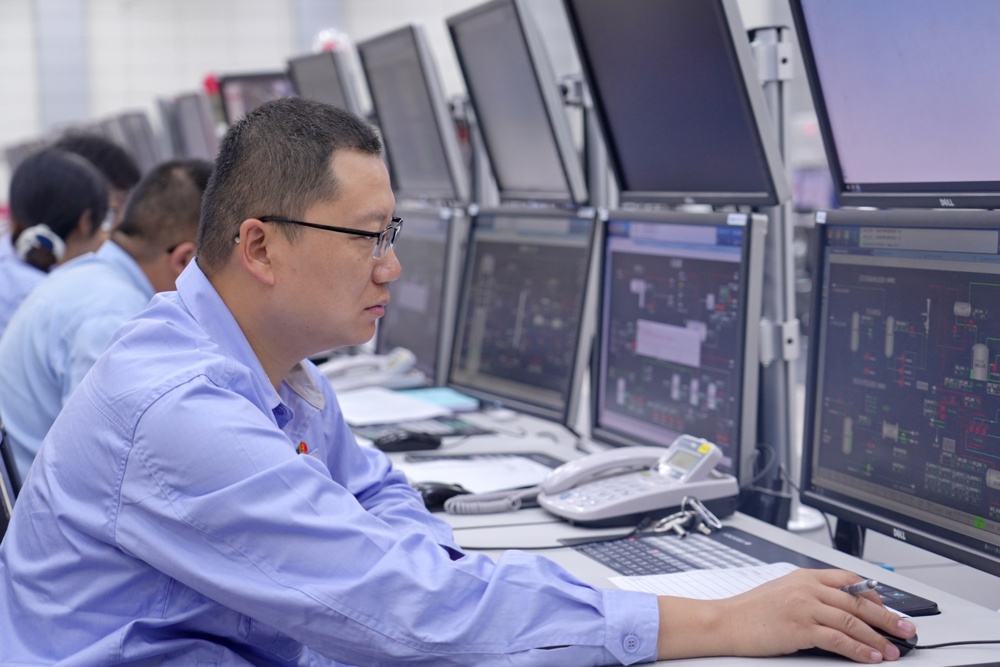 图1为：智能化DCS主任张驰查看数据信息图