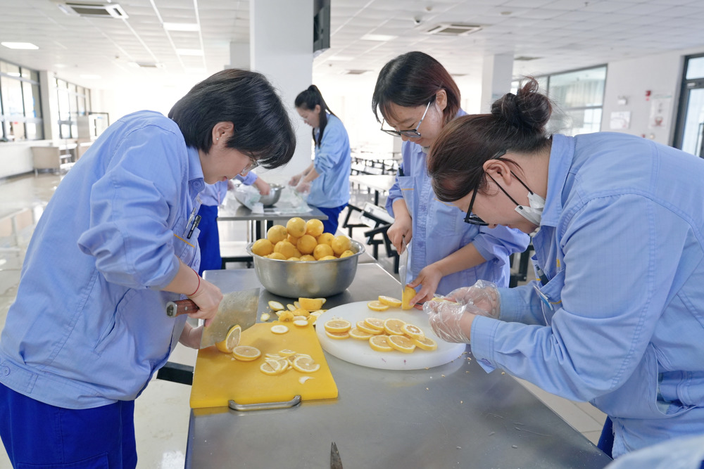 图为：志愿者们制作柠檬茶