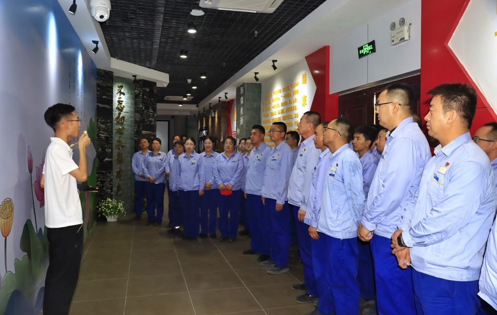 图1:公司纪委组织党员及关键岗位人员,前往师市直属机关党员干部警示教育基地参观学习