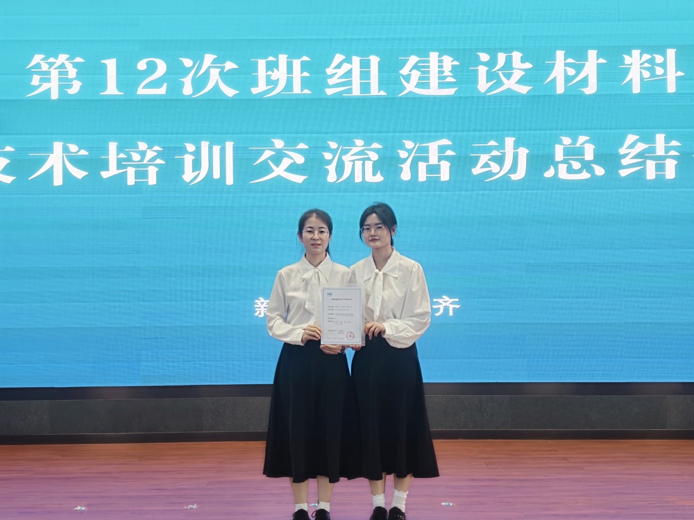 图为：天业汇合煤油检测班组合照