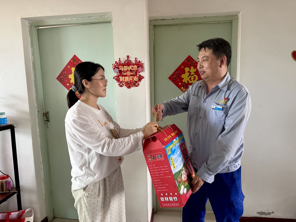 慰问生育职工  做贴心“娘家人” (2)