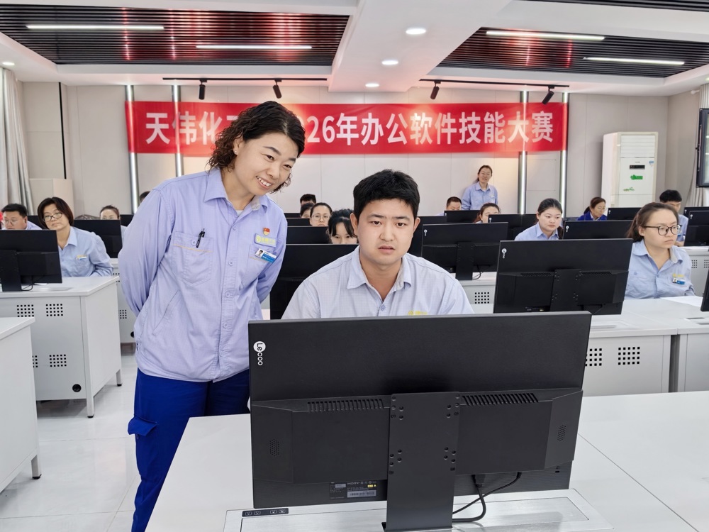图二、参赛职工精神饱满、全神贯注，指尖在键盘上飞速敲击，目光穿梭于试题与电脑屏幕之间，现场比拼紧张有序。（贾雪萍摄）