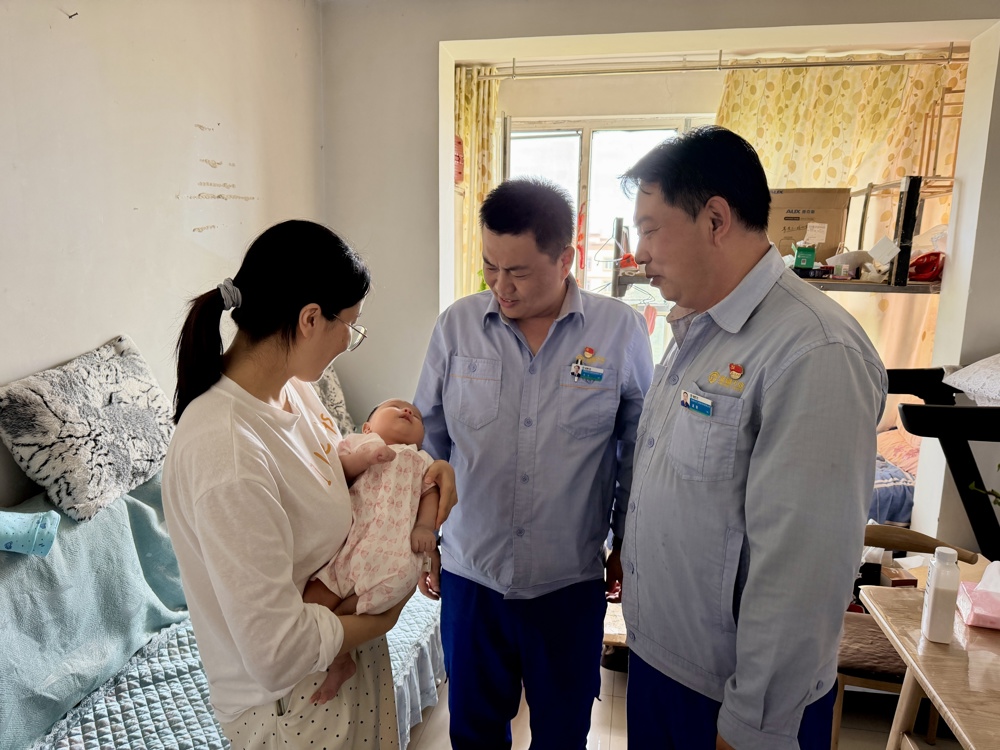 慰问生育职工  做贴心“娘家人” (1)