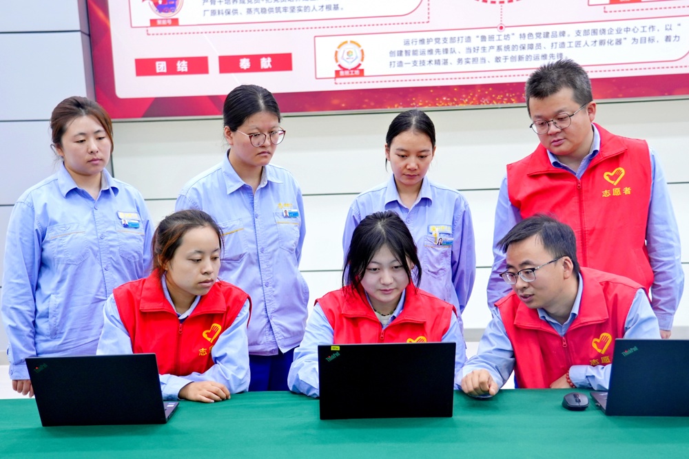 图1为：志愿者讲解电脑系统卡机处理方法图