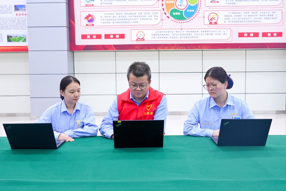 图2为：志愿者讲解电脑系统优化图