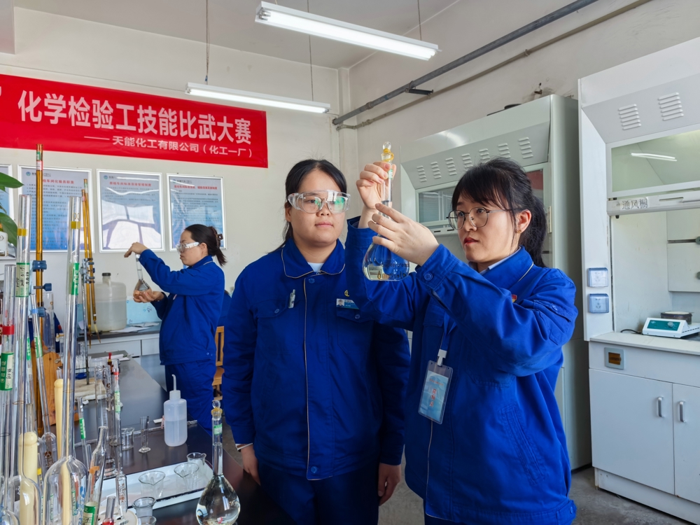 图二为天能化工工会开展化学检验工技能比武现场。
