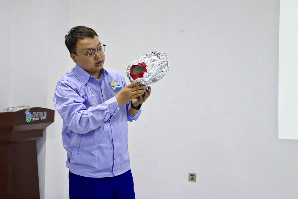 参赛选手李正亮正在演示防护装备实操要点，细致讲解操作流程。