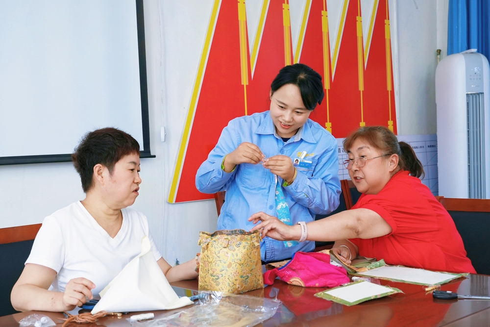 图为：女职工向老师请教照片