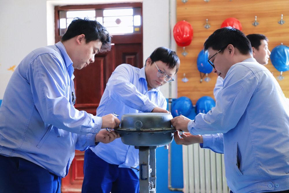 天辰化工“匠心班组”技能挑战赛：以团队作战验真功（图为参赛人员分工协作，对气动调节阀进行拆解）