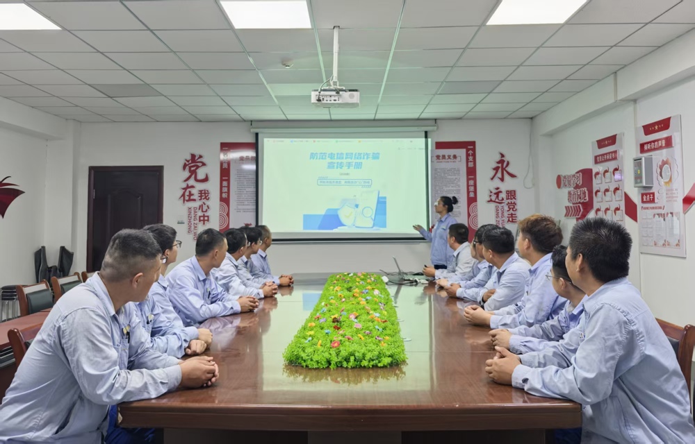 图为：空分公用党支部开展反诈宣传