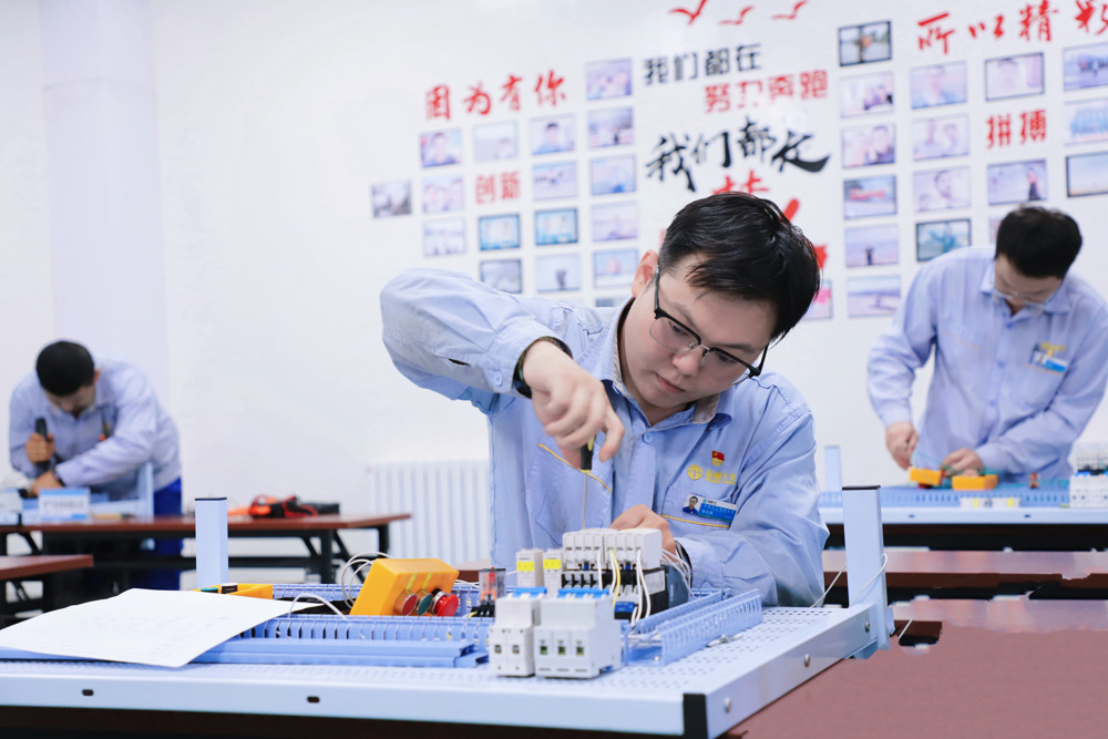 以赛促练 以练促精 天辰化工团委开展电工青年技能挑战赛（图为参赛职工正在进行时间继电器控制线路接线操作）