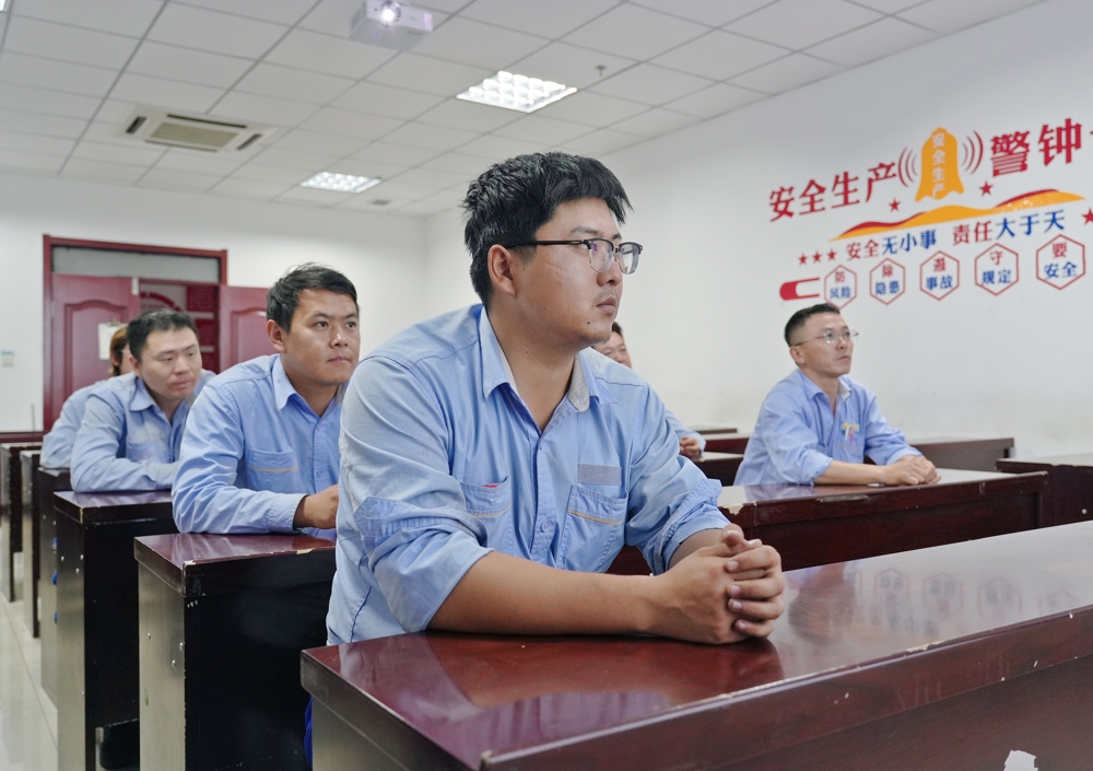 图为：职工学习工会法