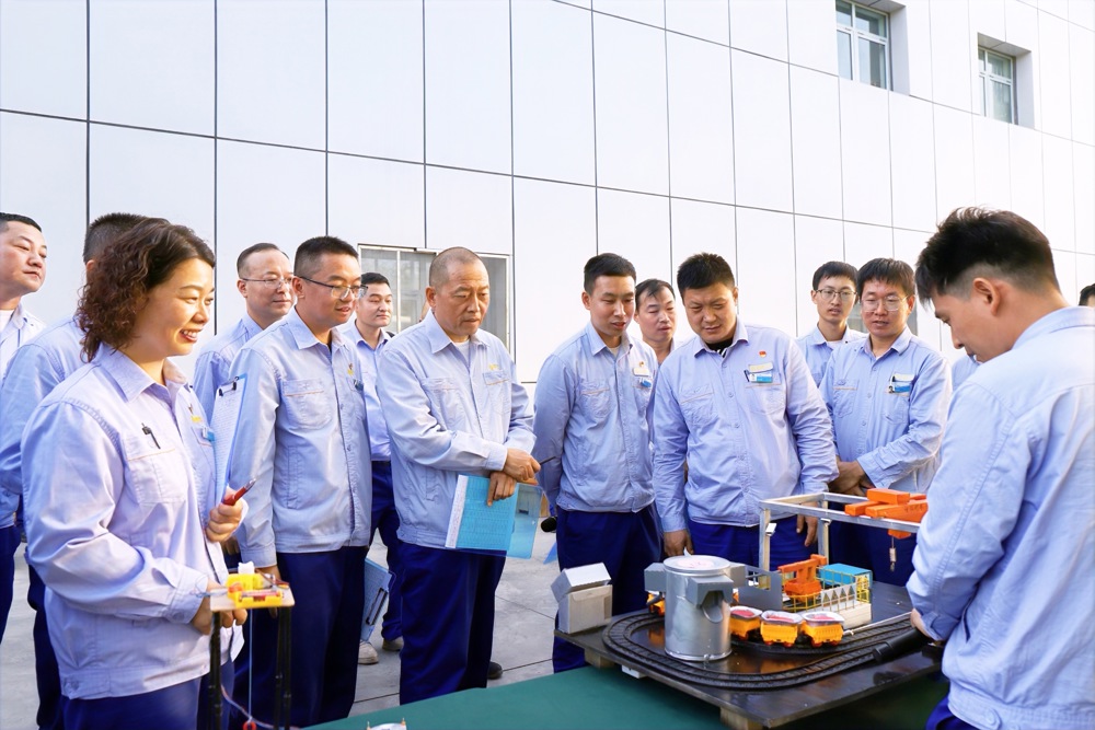图一：9月9日，天伟化工有限公司工会举办设备模型大赛，图为参赛职工正在讲解双梁桥式起重机械远程控制原理。（王宇轩摄）