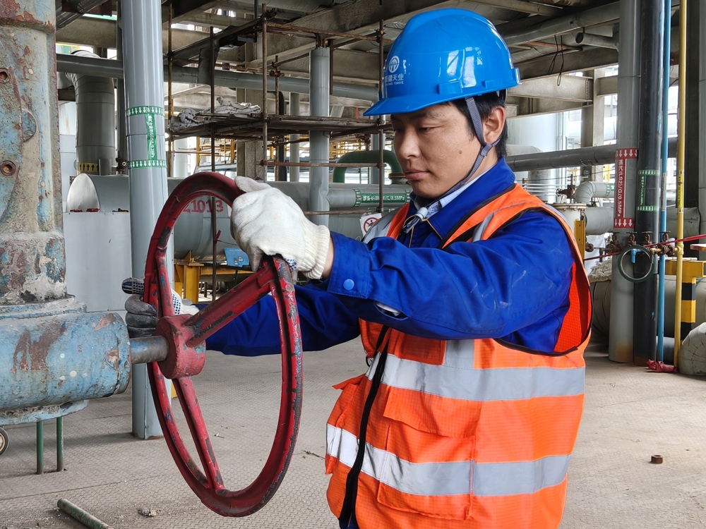图为：魏军平正在操作阀门