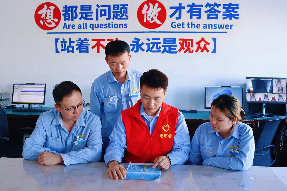 图为：天业汇合团委组织青年志愿者深入一线，为职工宣讲中国公平竞争政策宣传周相关内容