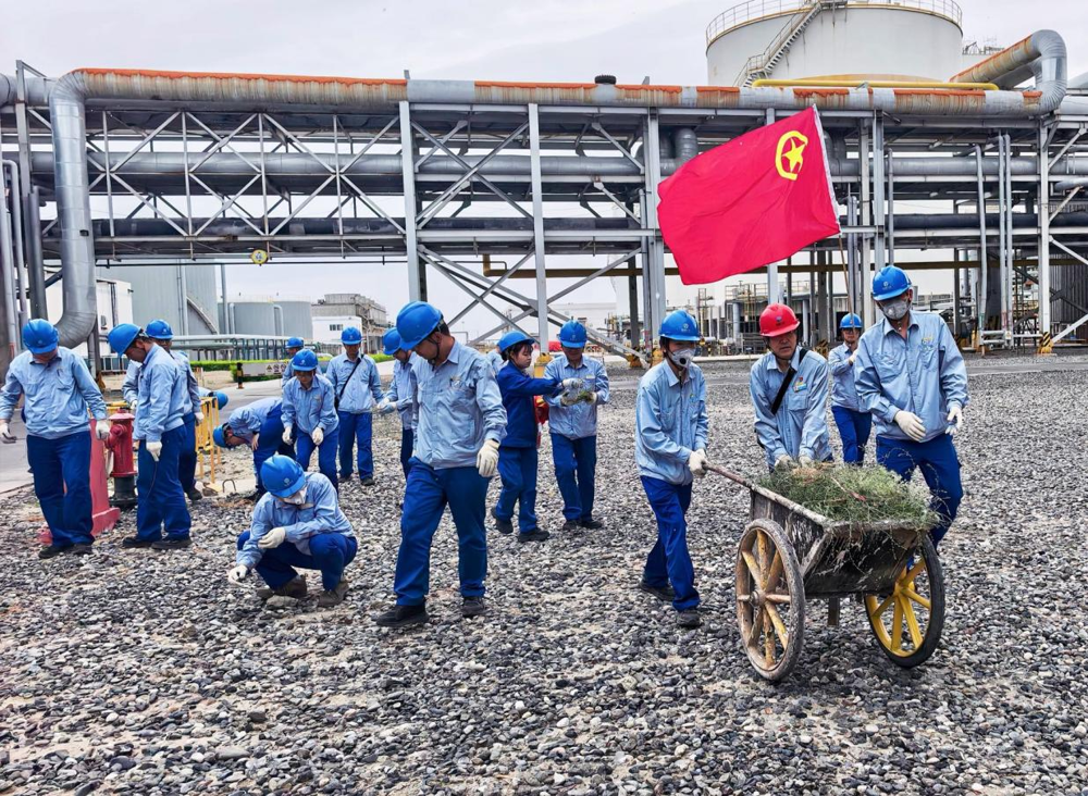 图为：青年突击队员进行厂区环境优化照片