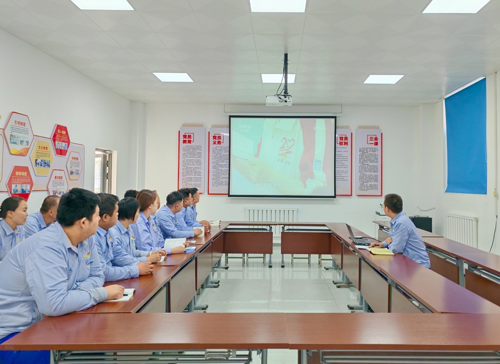 图二为团员青年正在观看民族团结专题片。