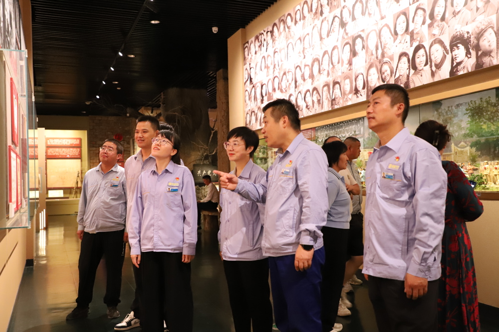 图三为党员职工实地参观新疆生产建设兵团军垦博物馆。
