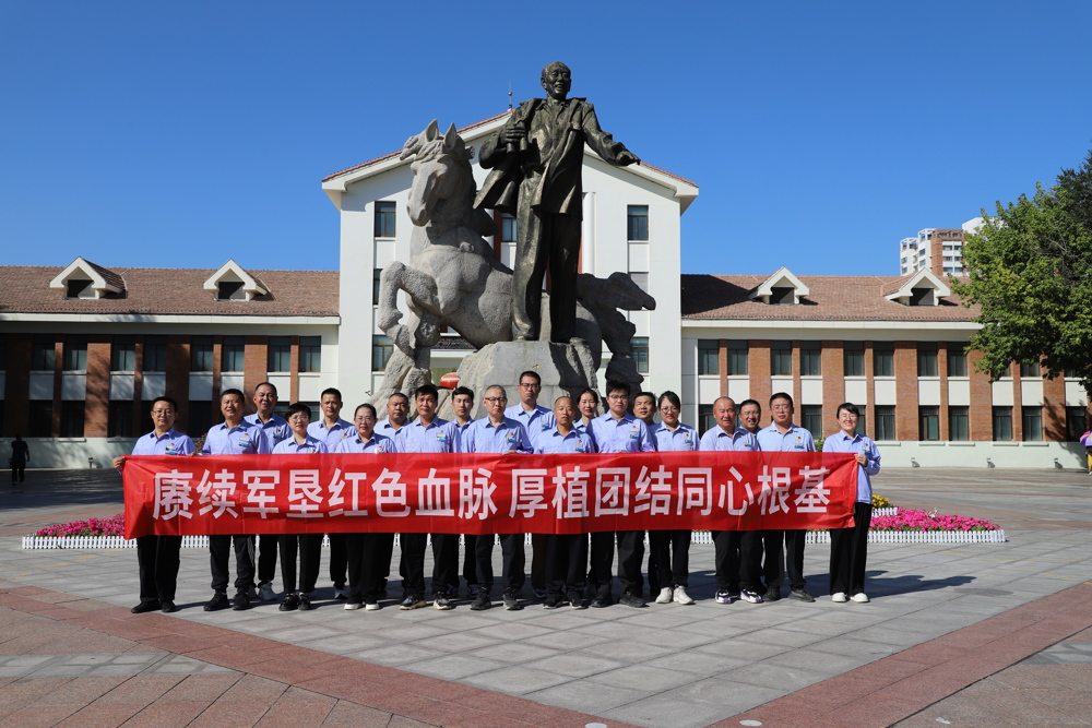 图一为参加结对共建主题党日活动的全体人员合影。