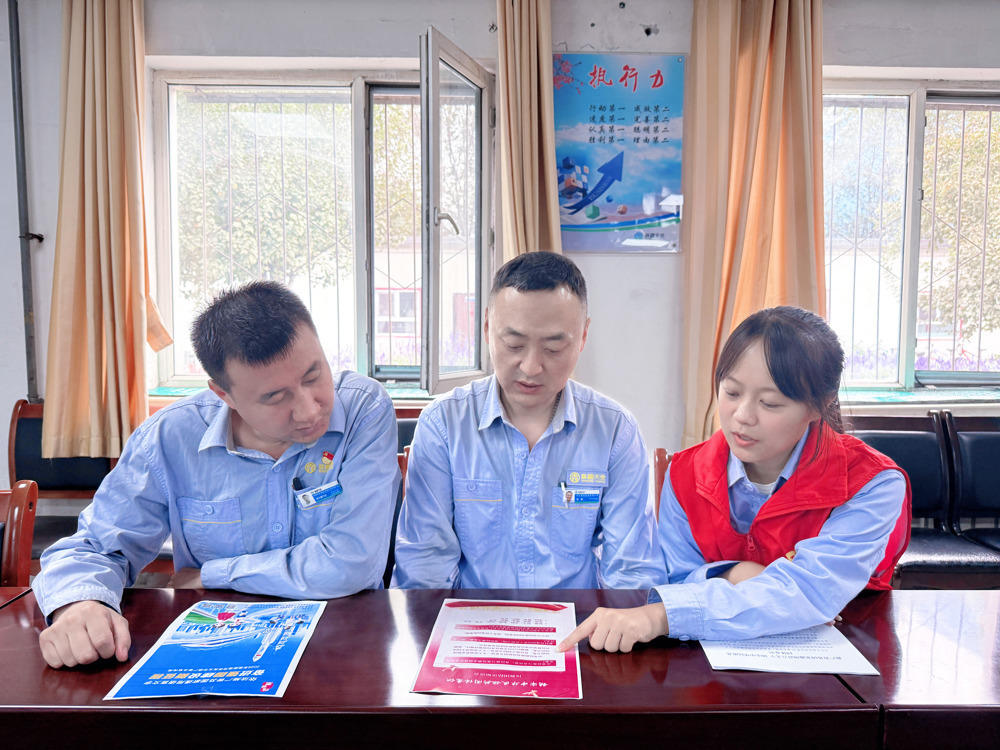 新疆天业能源管理公司推广国家通用语言文字走进生产一线  (1)